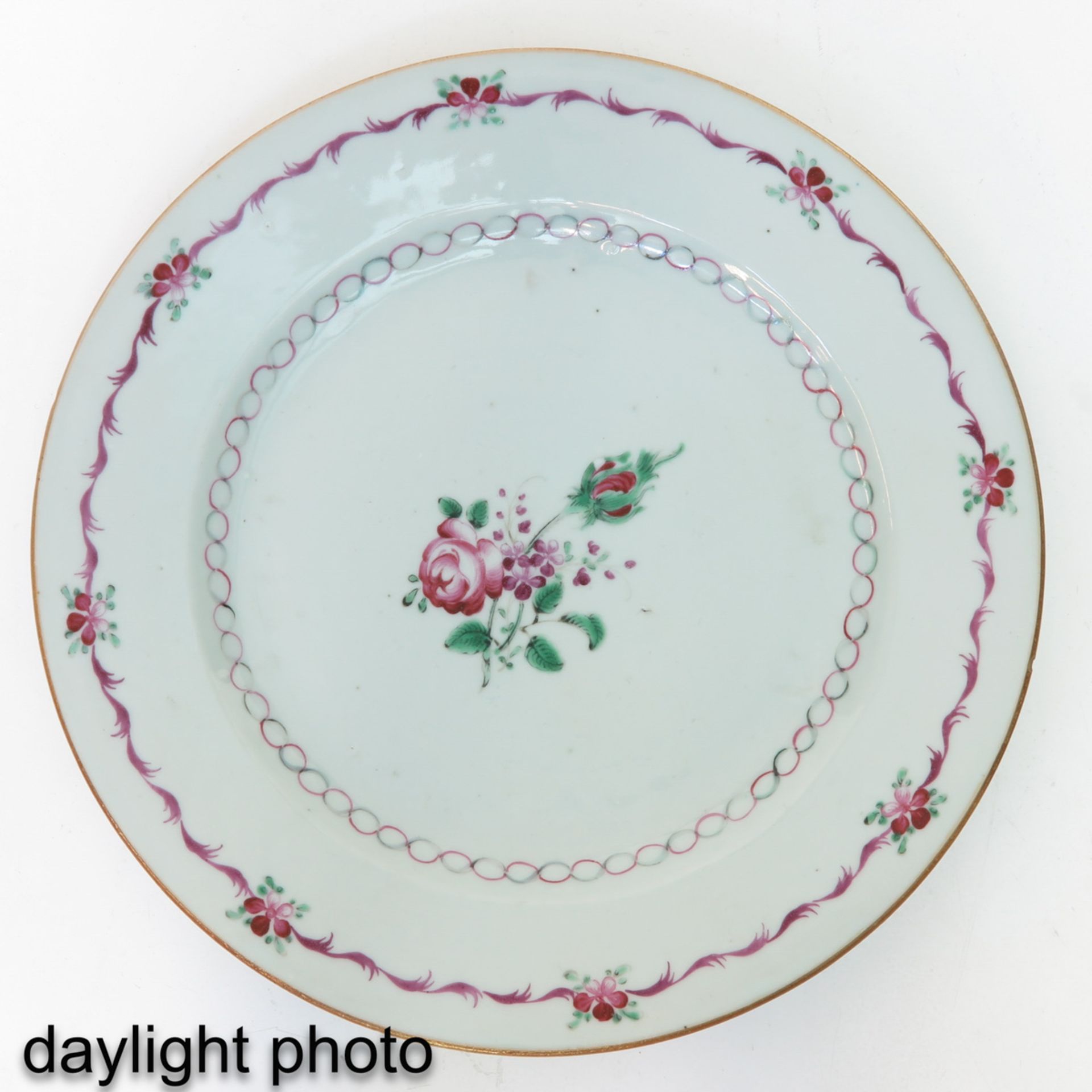 A Series of 4 Famille Rose Plates - Image 7 of 9