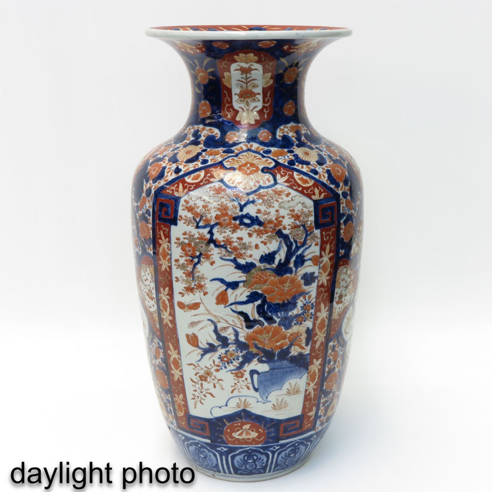 A Large Imari Vase - Bild 7 aus 10