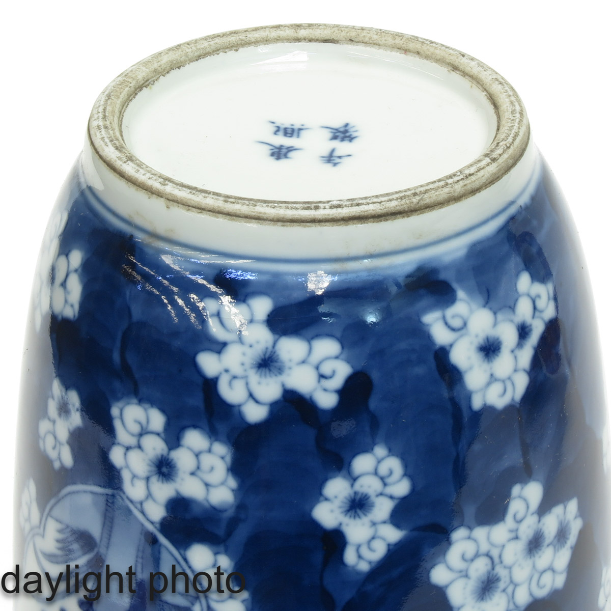 A Pair of Blue and White Vases - Image 8 of 10