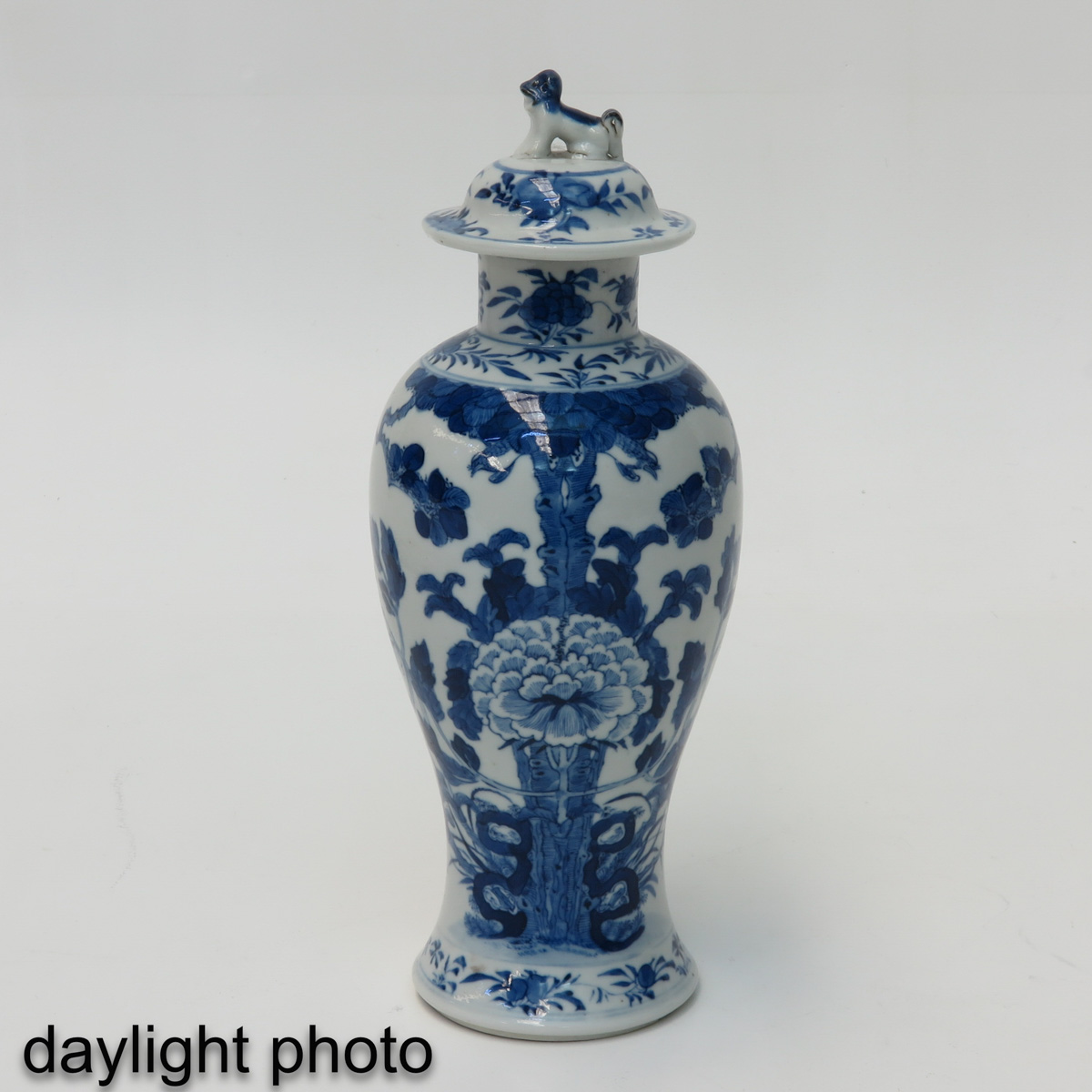 A Pair of Blue and White Vases with Covers - Image 7 of 10