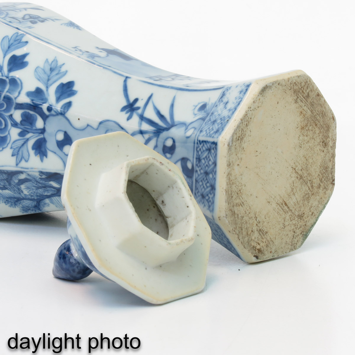A Blue and White Garniture Vase - Image 8 of 9