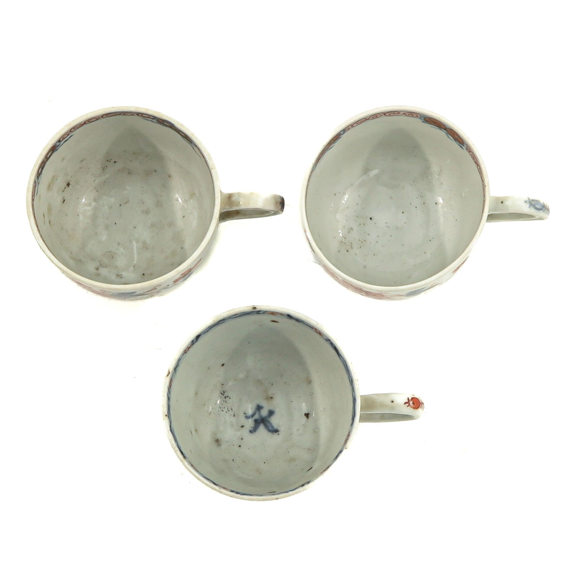 A Series of 3 Imari Cups and Saucers - Bild 5 aus 10