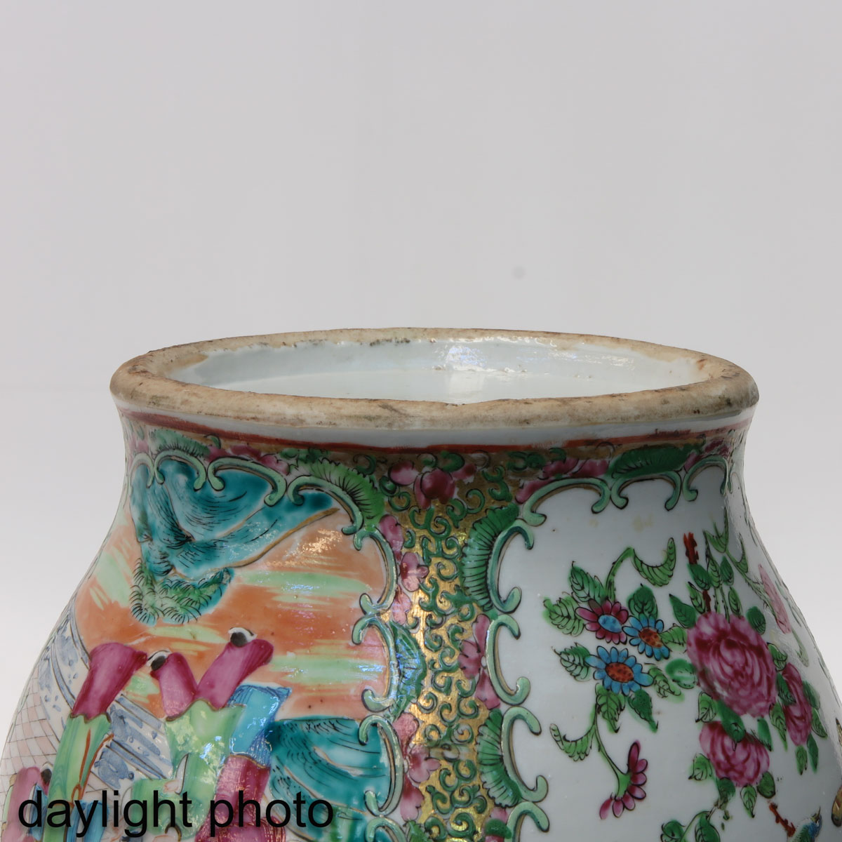 A Pair of Cantonese Vases - Image 8 of 9