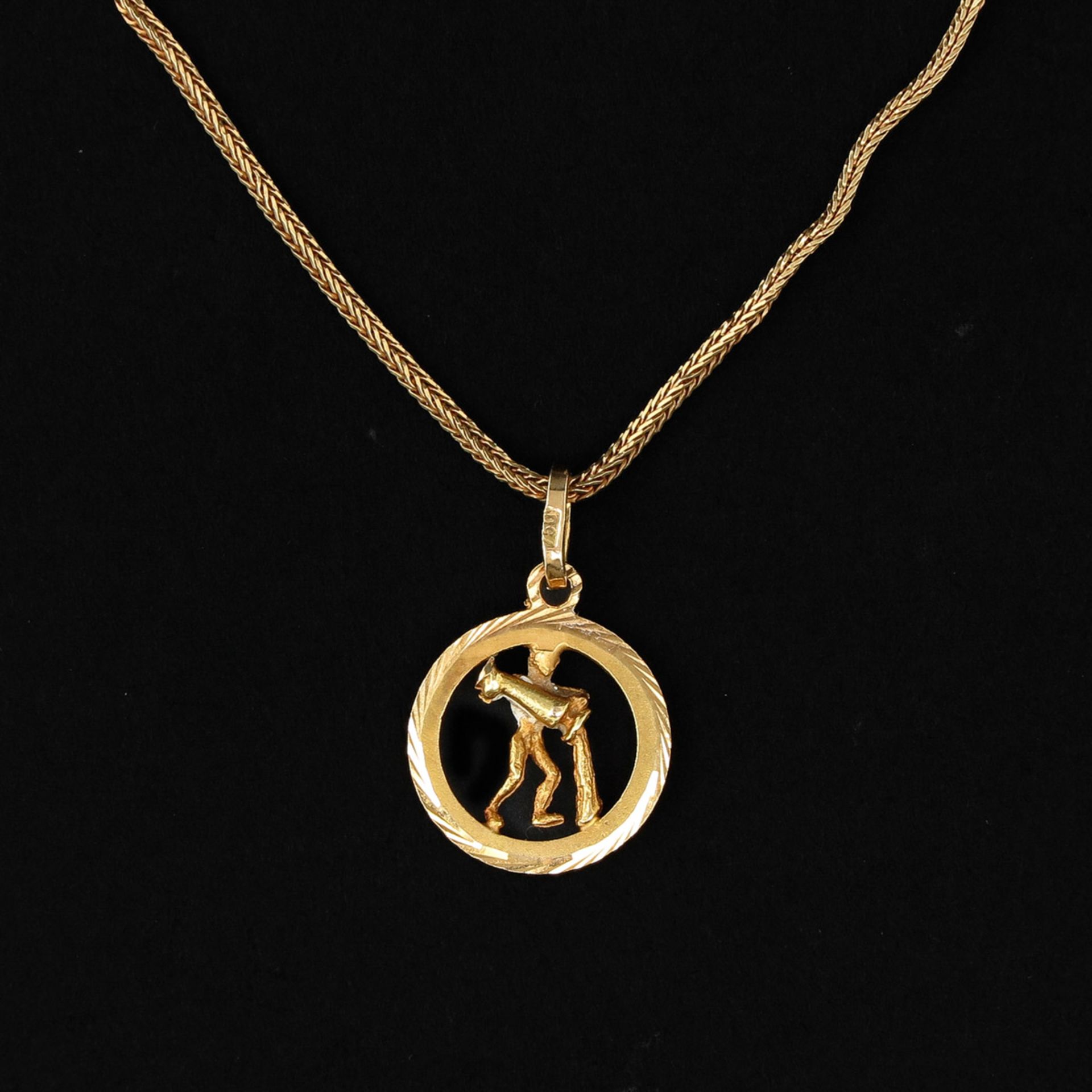 An 18k Gold Necklace with Pendant