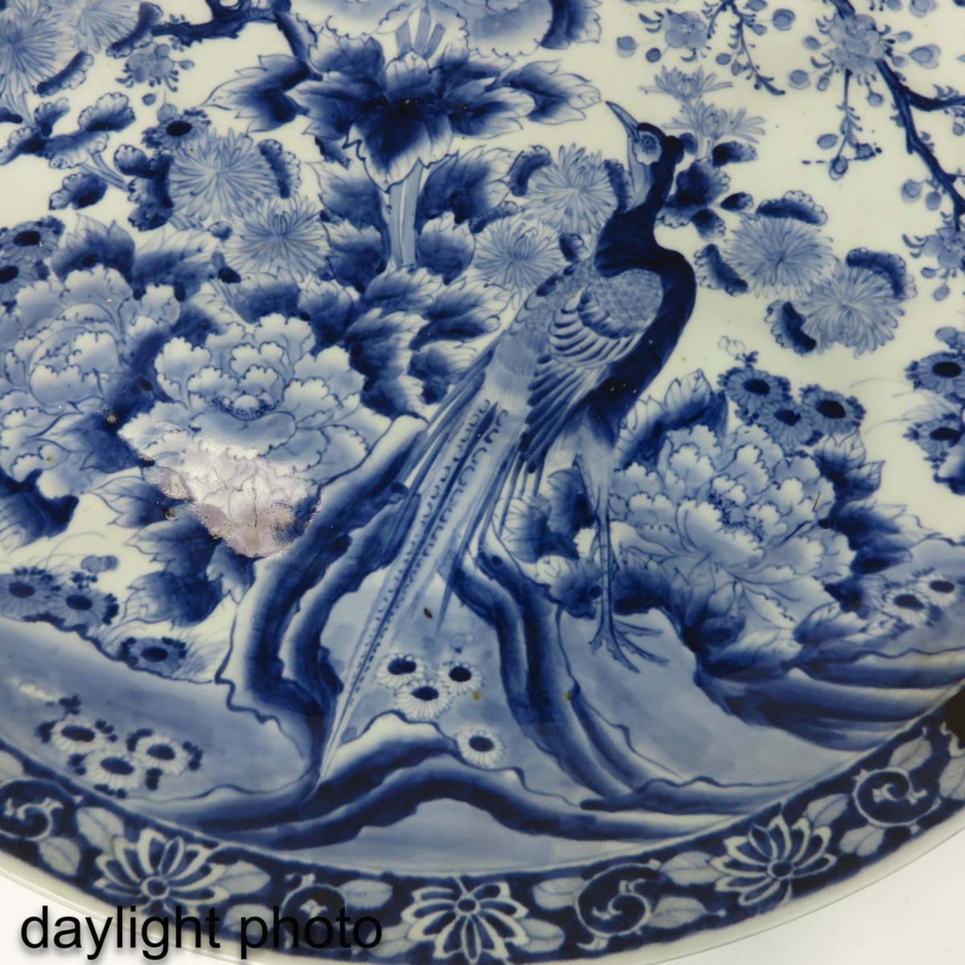 A Large Blue and White Charger - Image 7 of 8