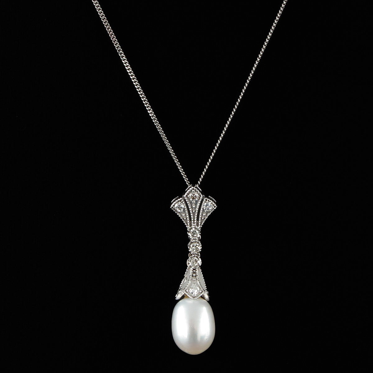 A Necklace with Pearl and Diamond Pendant