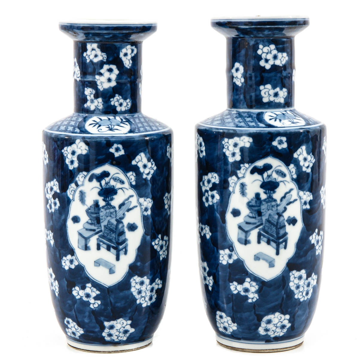 A Pair of Blue and White Vases - Image 3 of 10