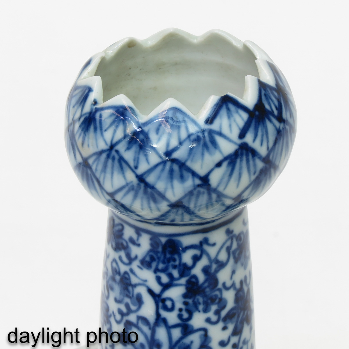 A Blue and White Tulip Vase - Image 10 of 10