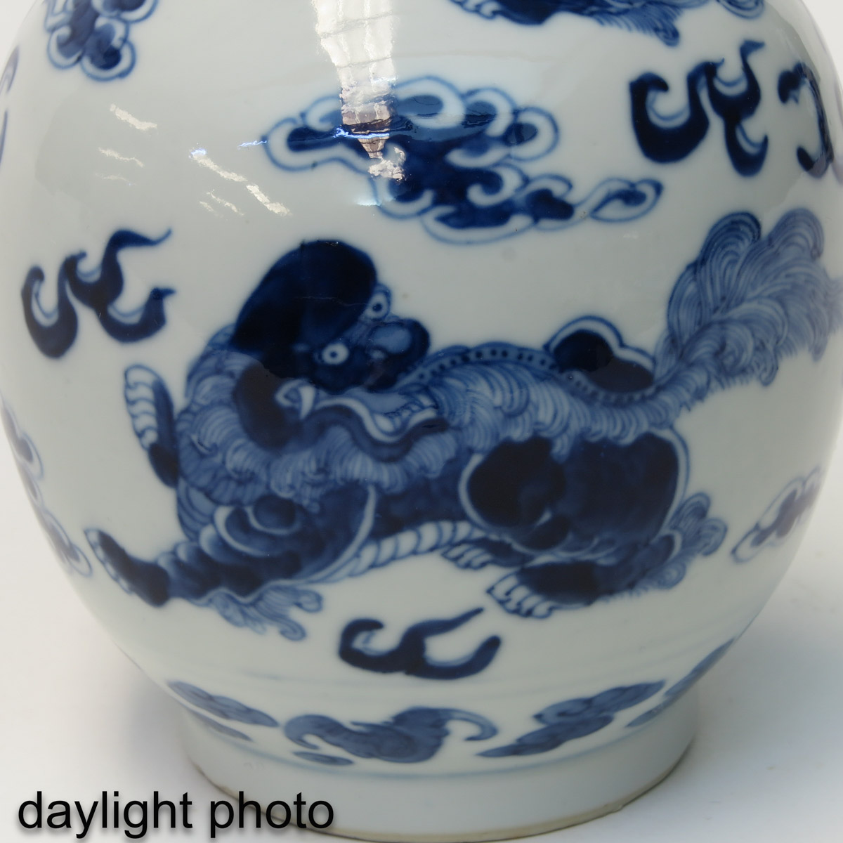 A Pair of Blue and White Bottle Vases - Image 10 of 10