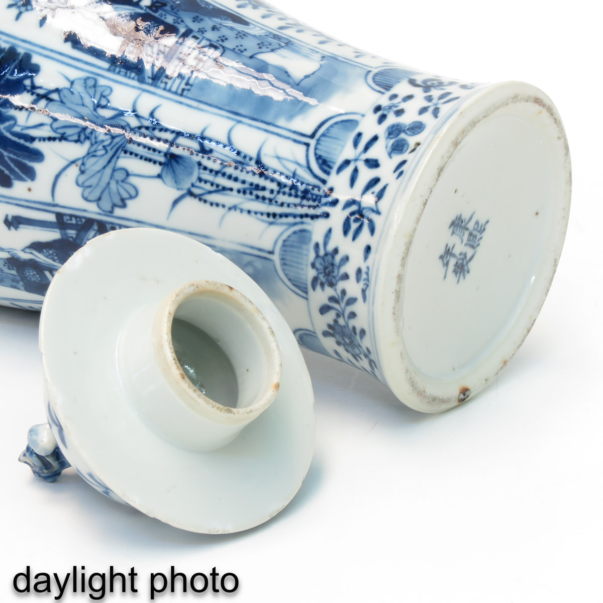 A Pair of Blue and White Garniture Vases - Image 8 of 10