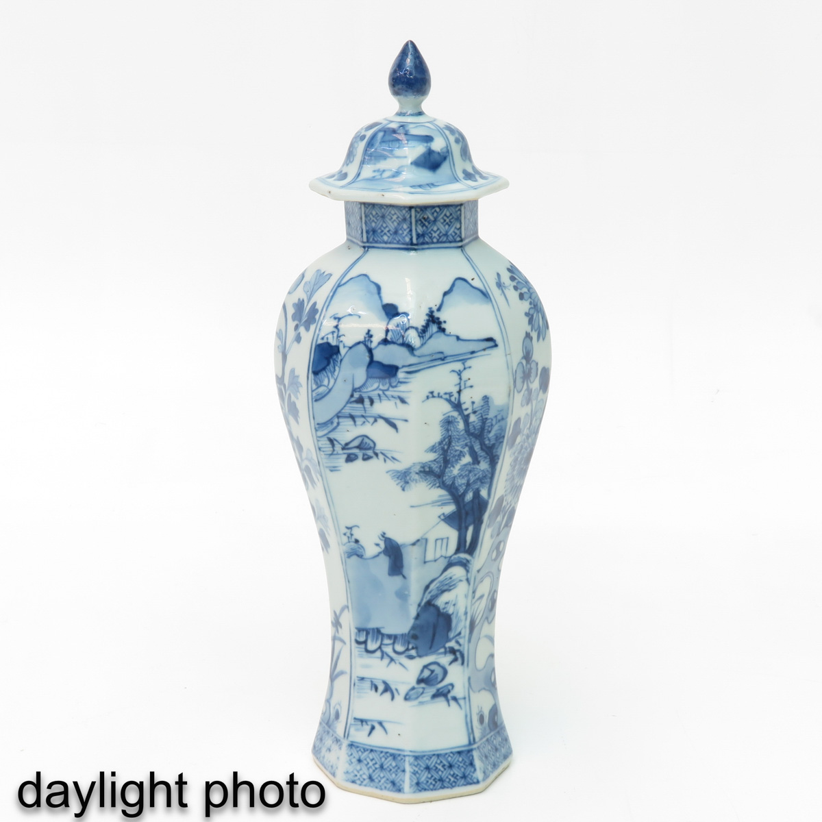 A Blue and White Garniture Vase - Image 7 of 9