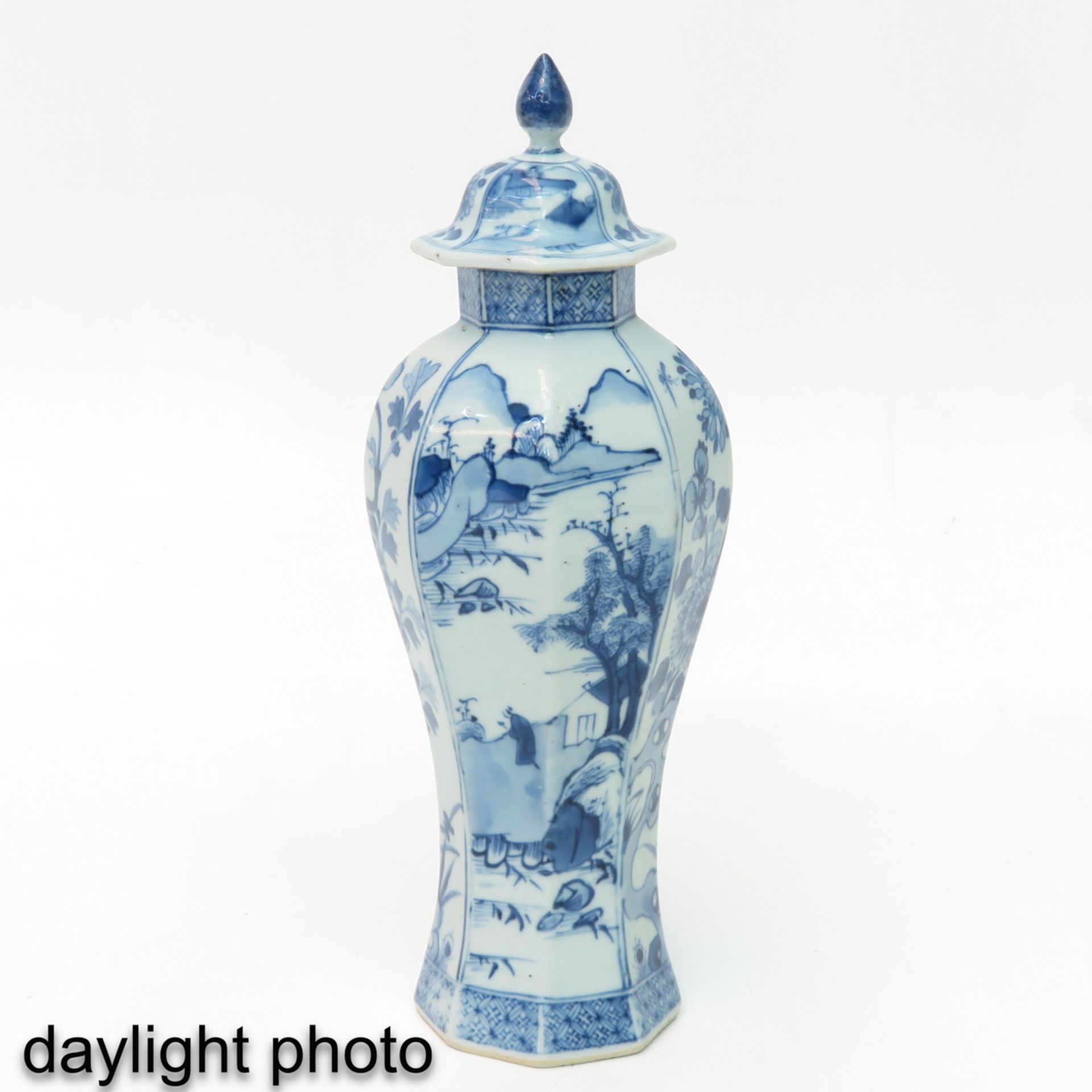 A Blue and White Garniture Vase - Bild 7 aus 9