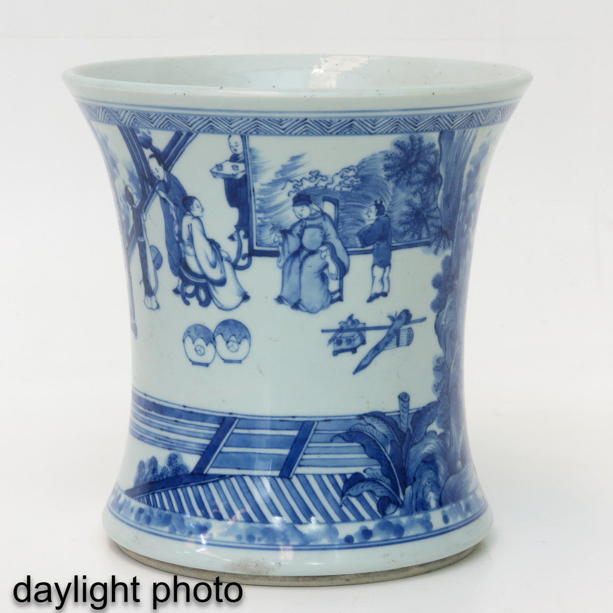 A Blue and White Brush Pot - Image 7 of 10