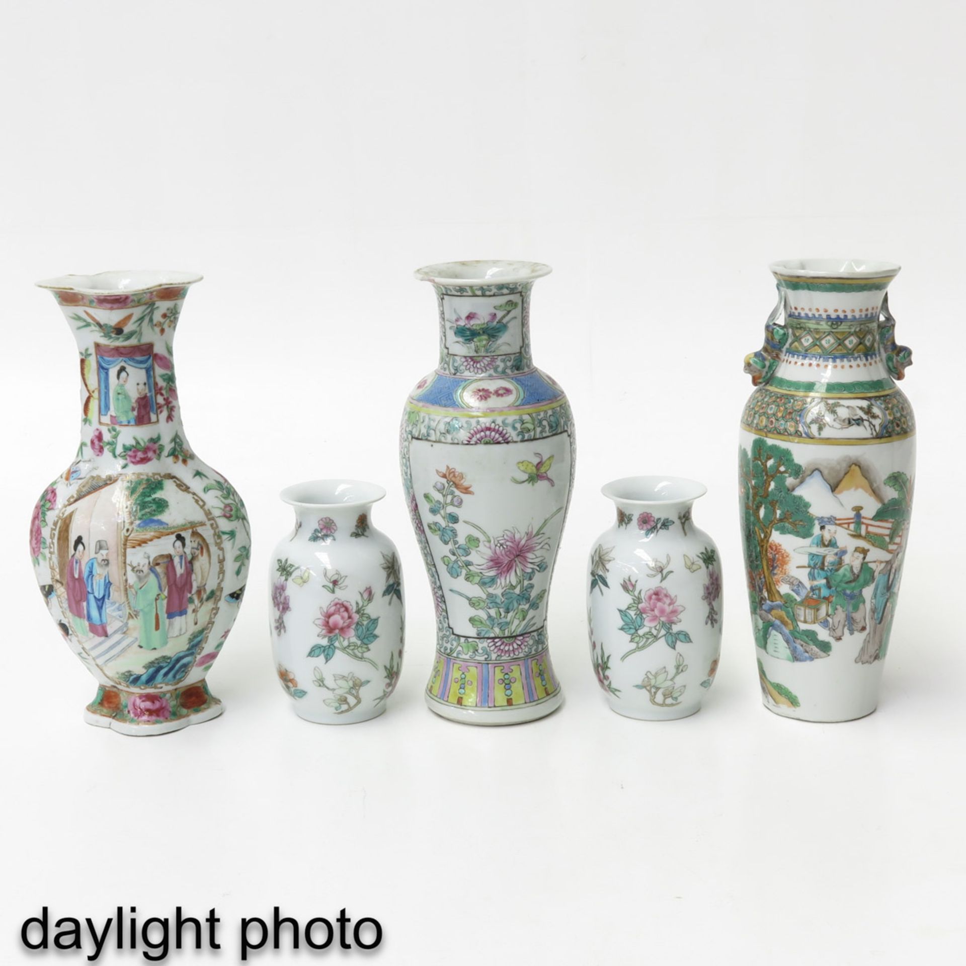 A Collection of 5 Vases - Image 7 of 9