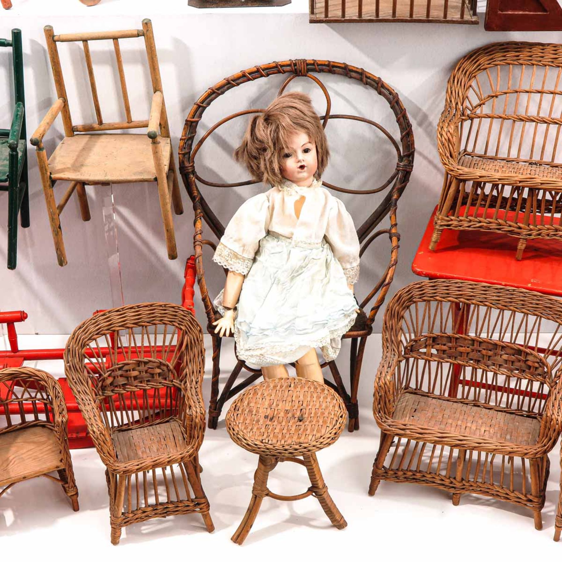 A Diverse Collection of Dolls & Accessories - Bild 5 aus 9