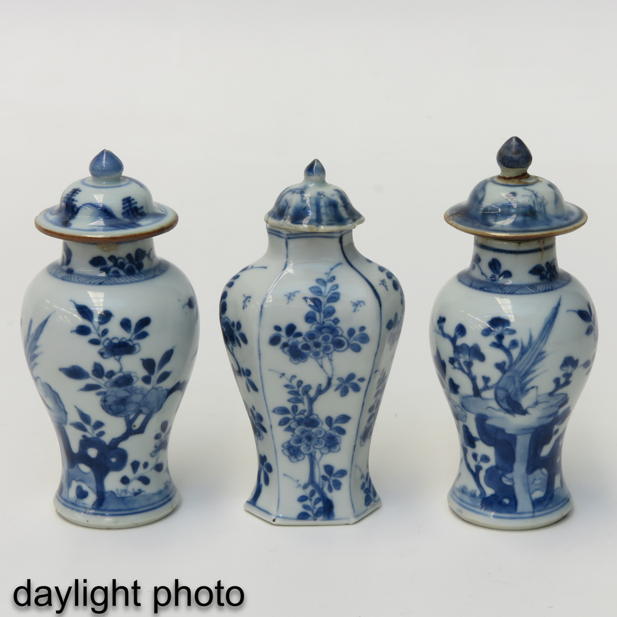 A Collection of 3 Garniture Vases - Image 7 of 8