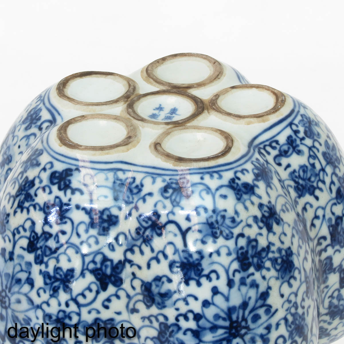 A Blue and White Tulip Vase - Image 8 of 10
