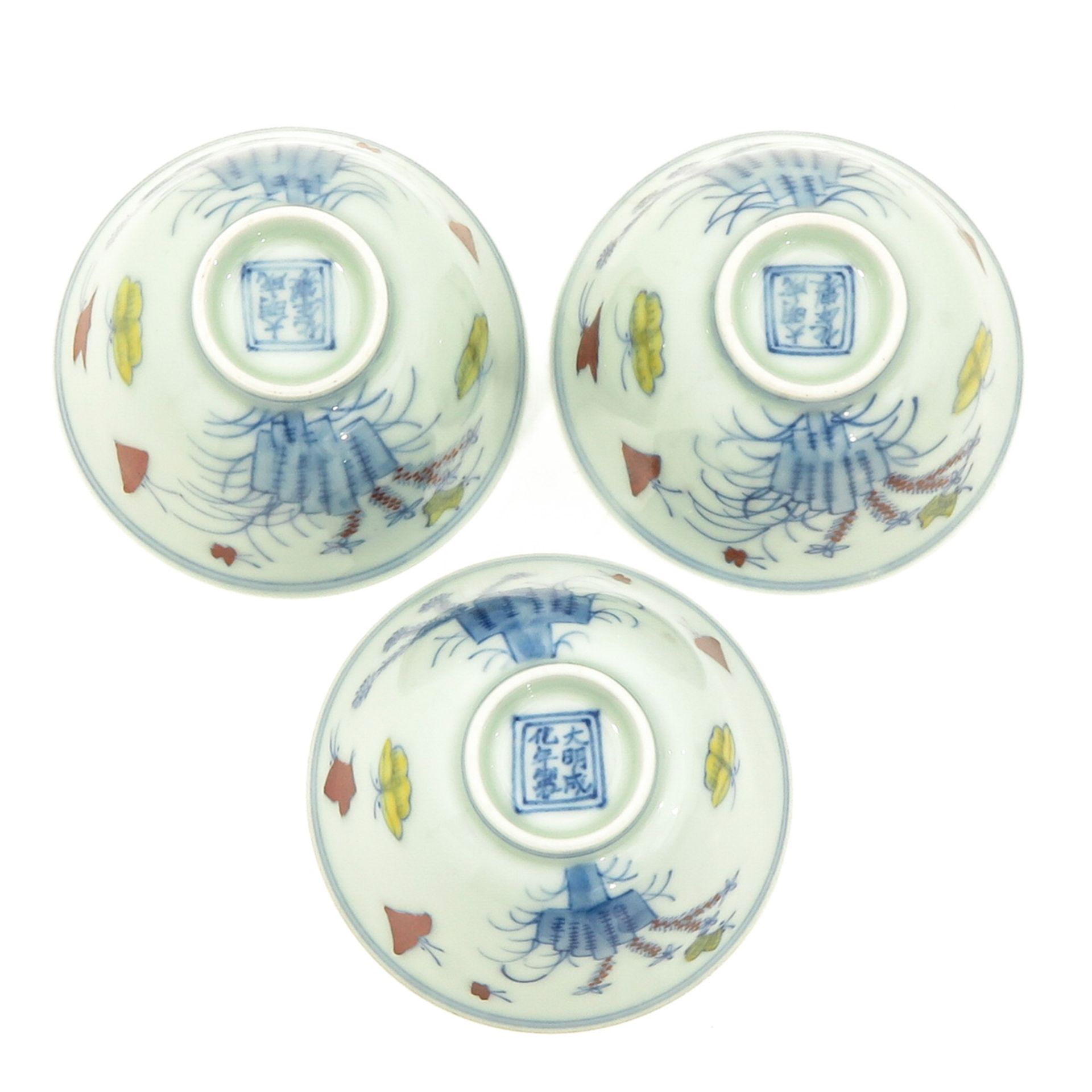 A Collection of 3 Doucai Decor Cups - Image 6 of 9