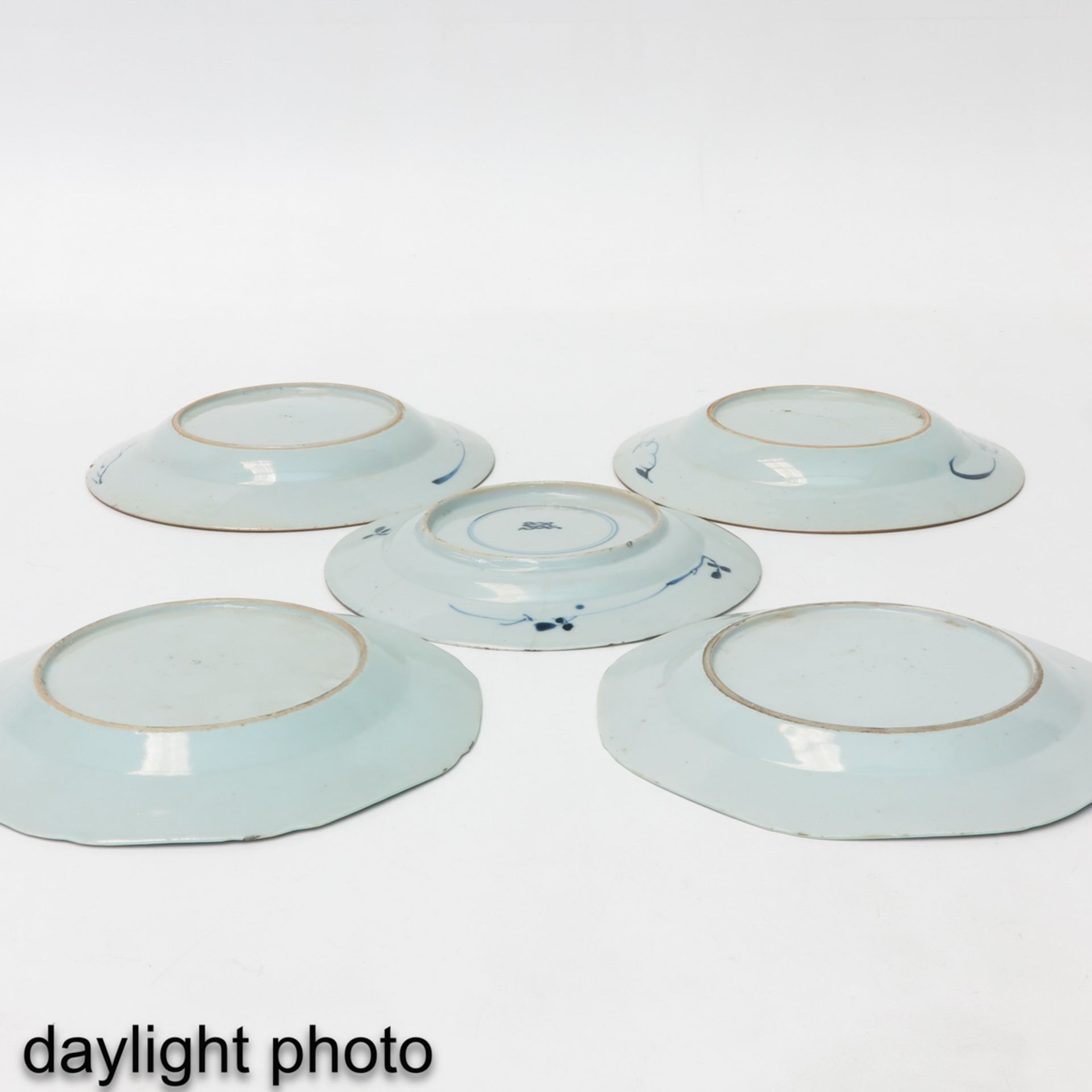 A Collection of 5 Blue and White Plates - Image 10 of 10