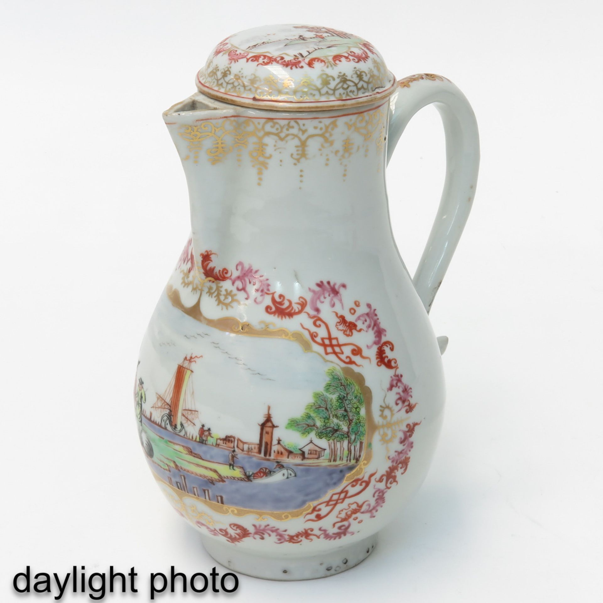 A Famille Rose Pitcher with Cover - Bild 7 aus 10