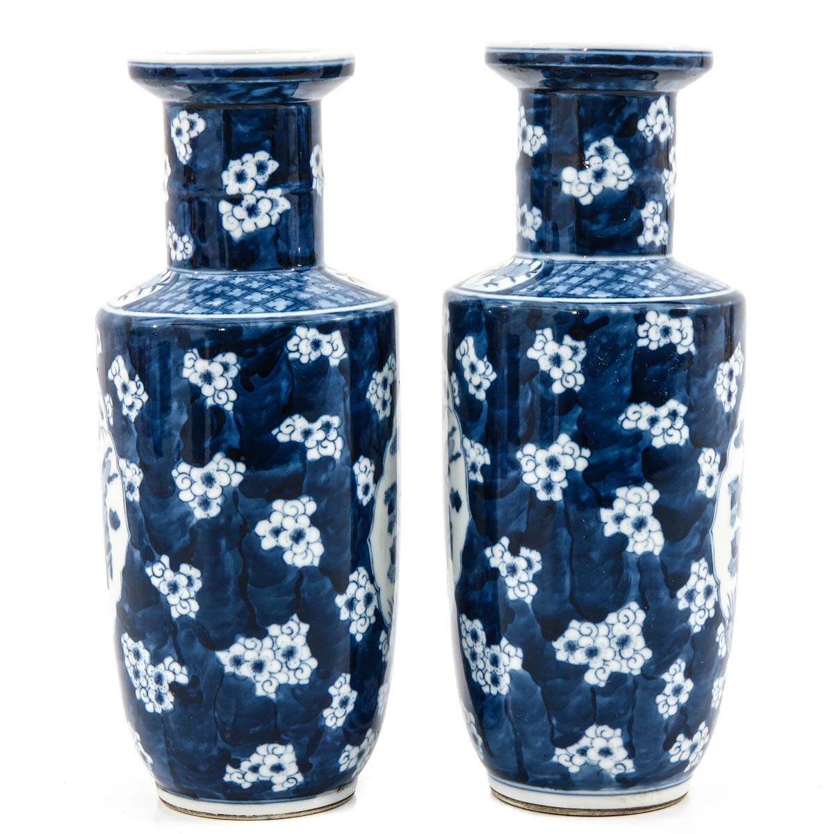A Pair of Blue and White Vases - Image 4 of 10