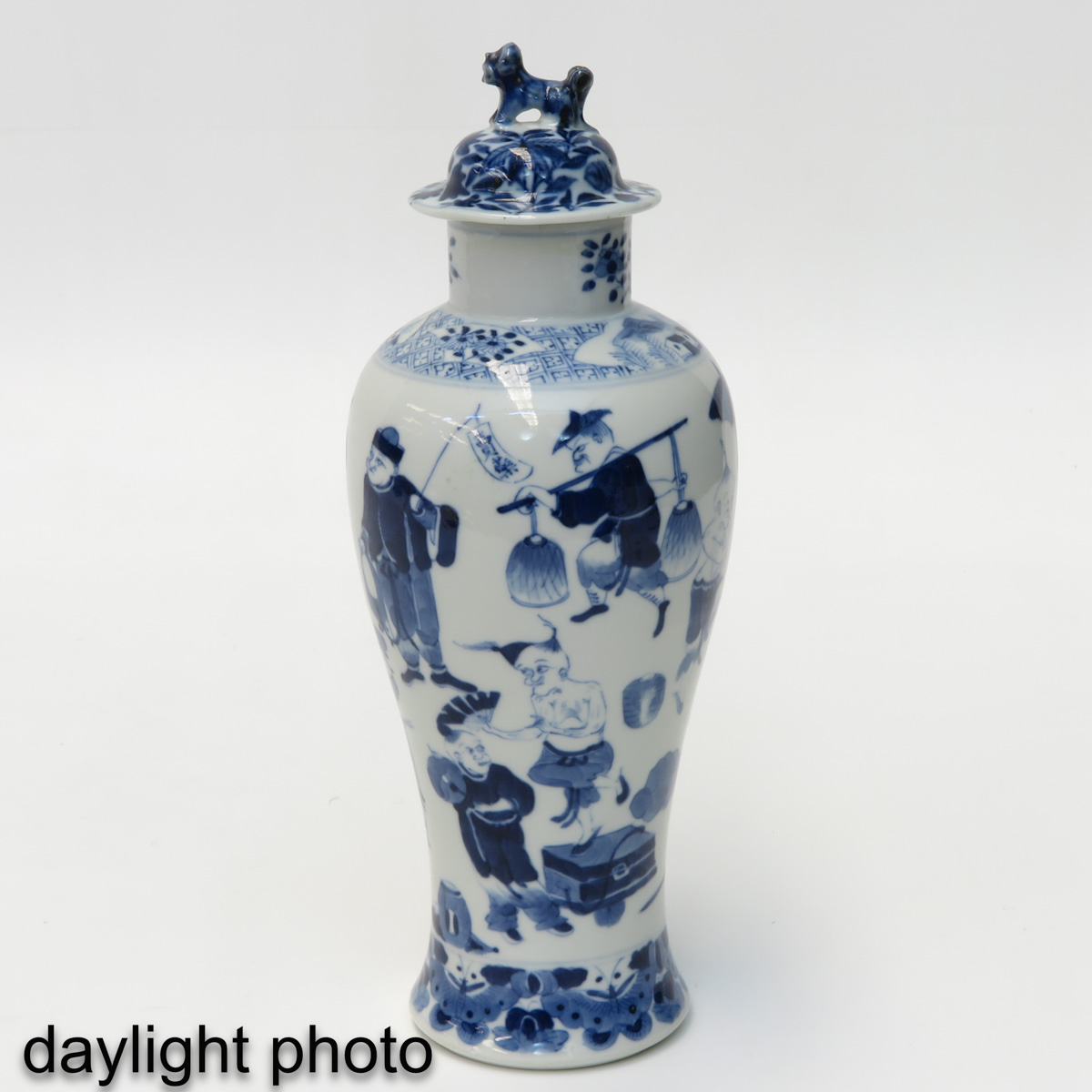A Blue and White Garniture Vase - Image 7 of 10