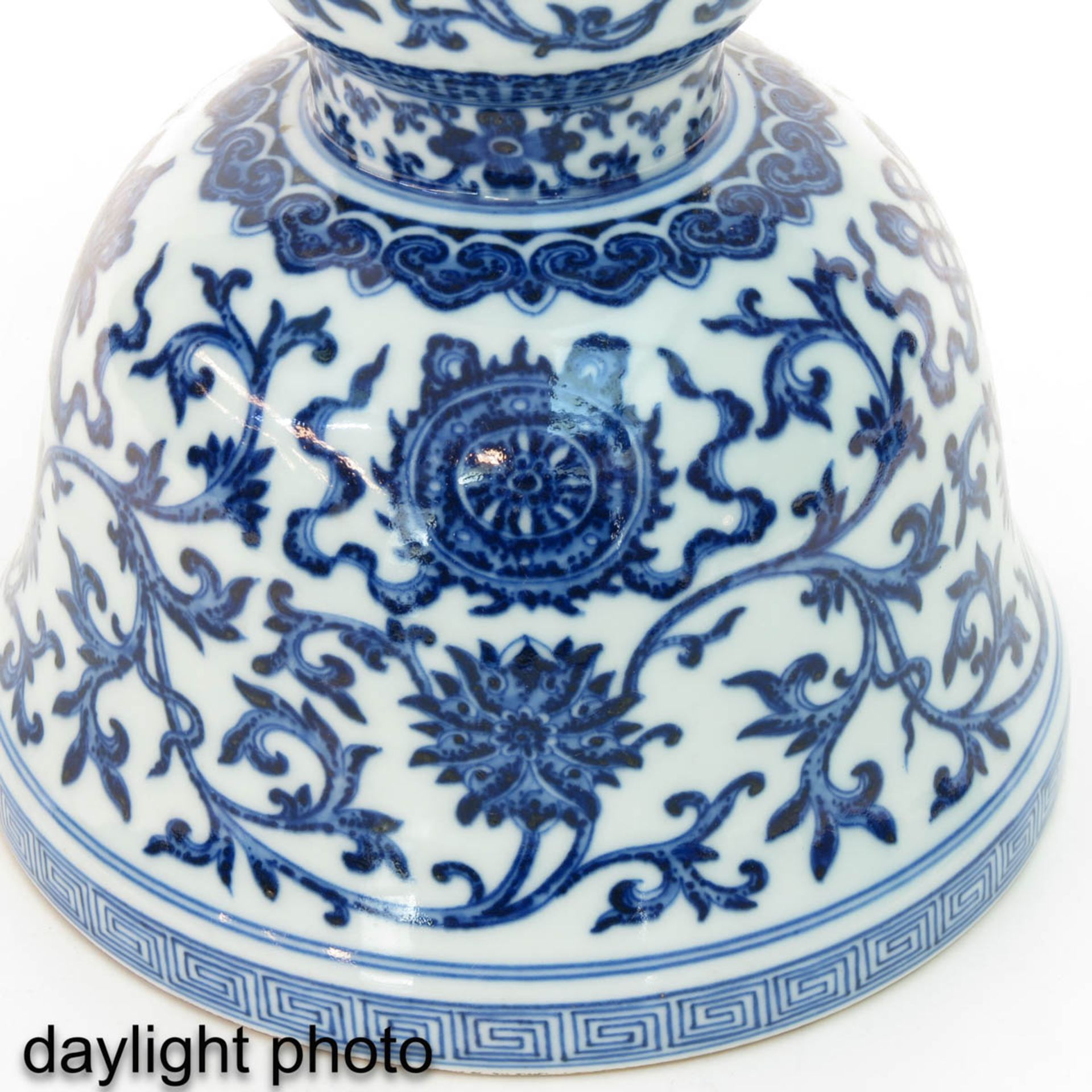 A Blue and White Chinese Altar Vase - Bild 9 aus 9