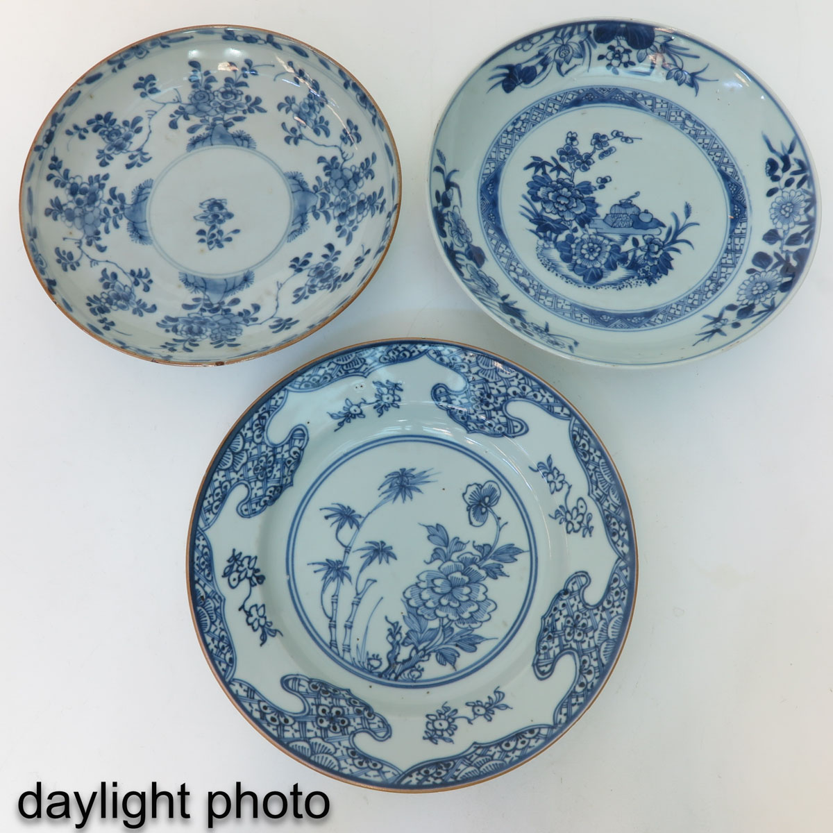 A Collection of 3 Blue and White Plates - Image 9 of 10