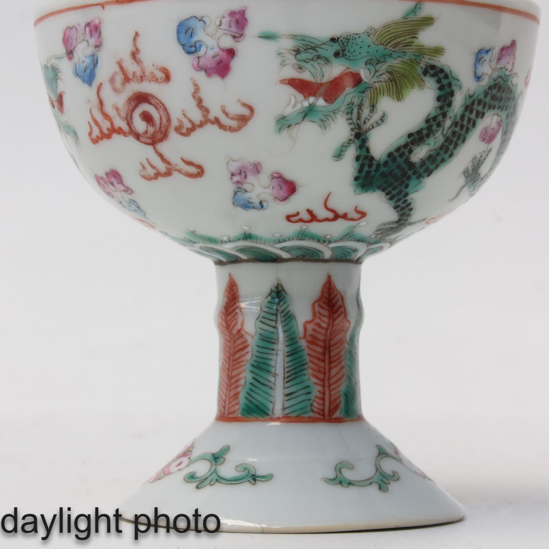 A Pair of Famille Rose Stemmed Cups - Image 9 of 9