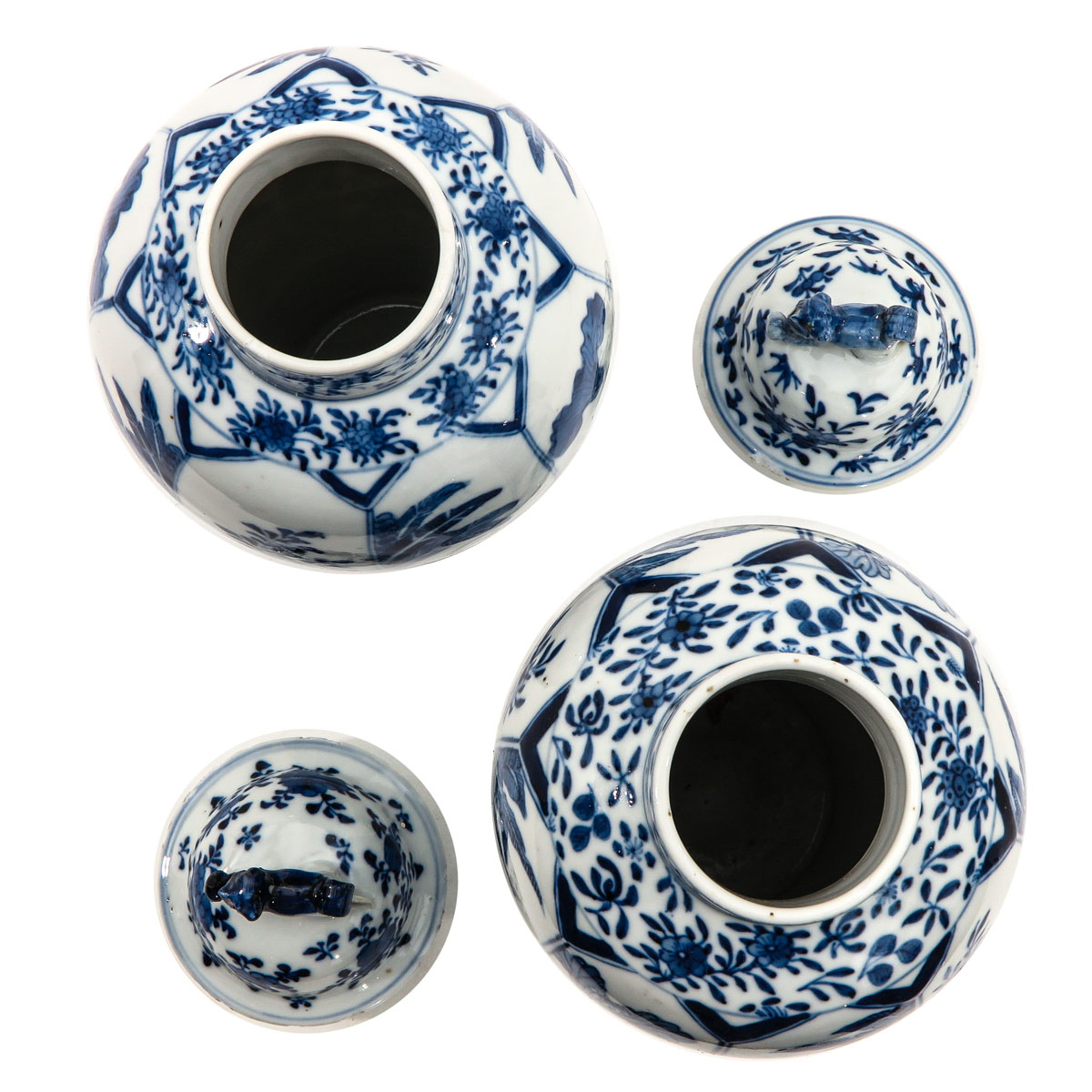 A Pair of Blue and White Garniture Vases - Image 5 of 10