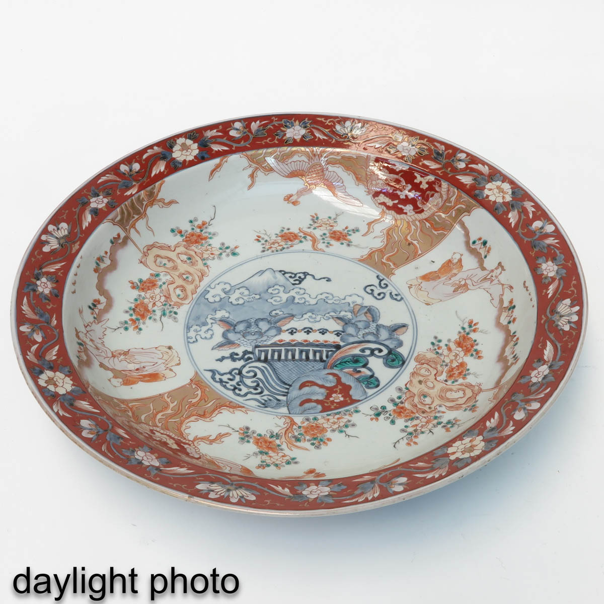 A Large Imari Charger - Image 5 of 7