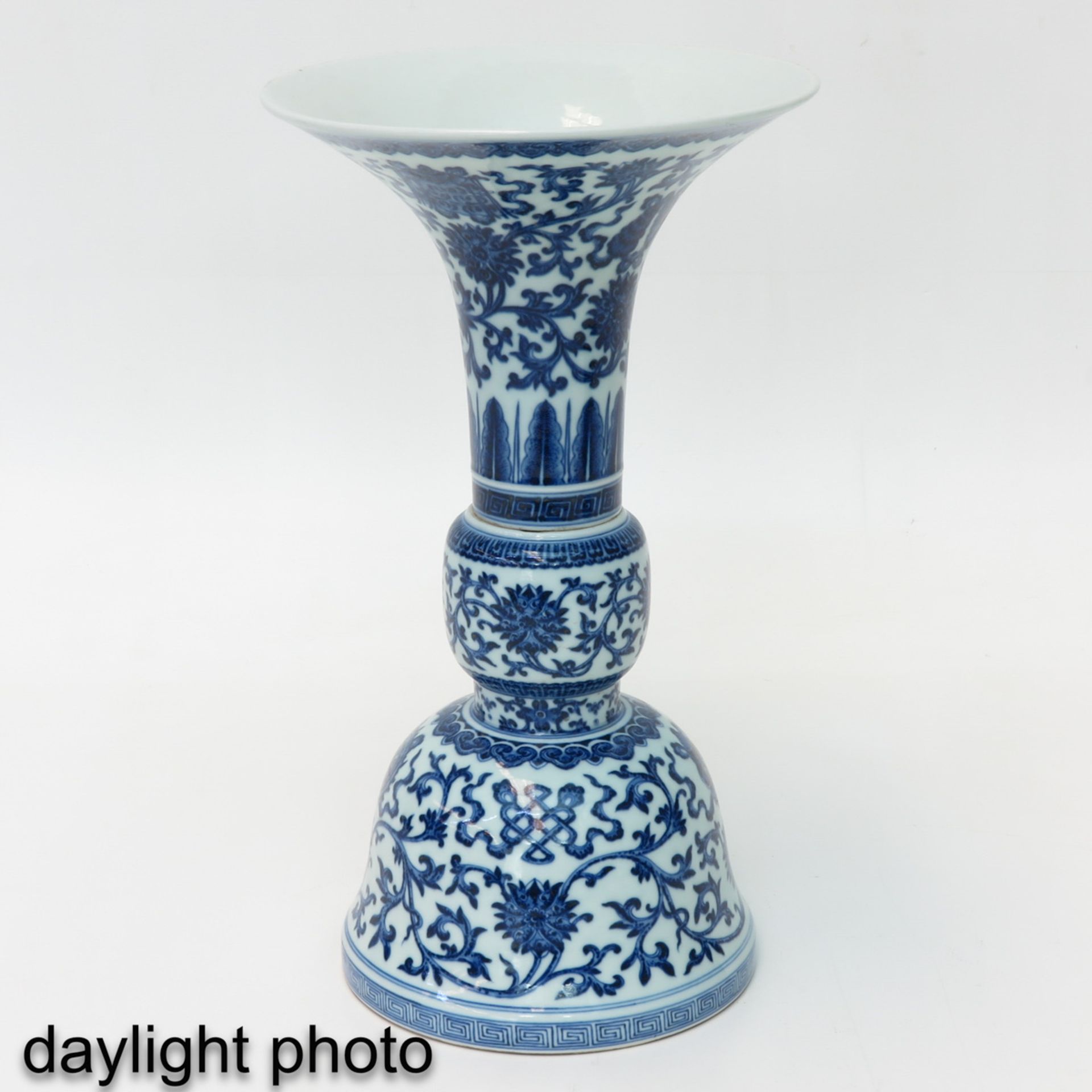 A Blue and White Chinese Altar Vase - Bild 7 aus 9