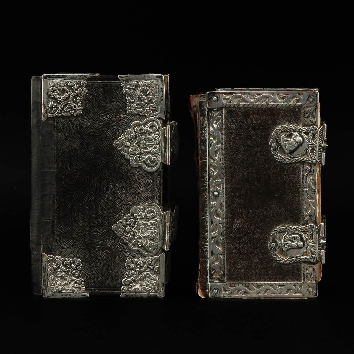 A Lot of 2 Bibles - Image 4 of 10