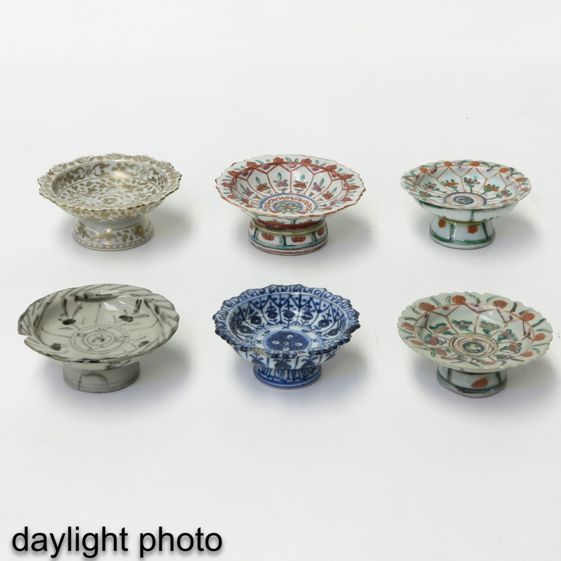 A Collection of 9 Small Altar Dishes - Bild 7 aus 10