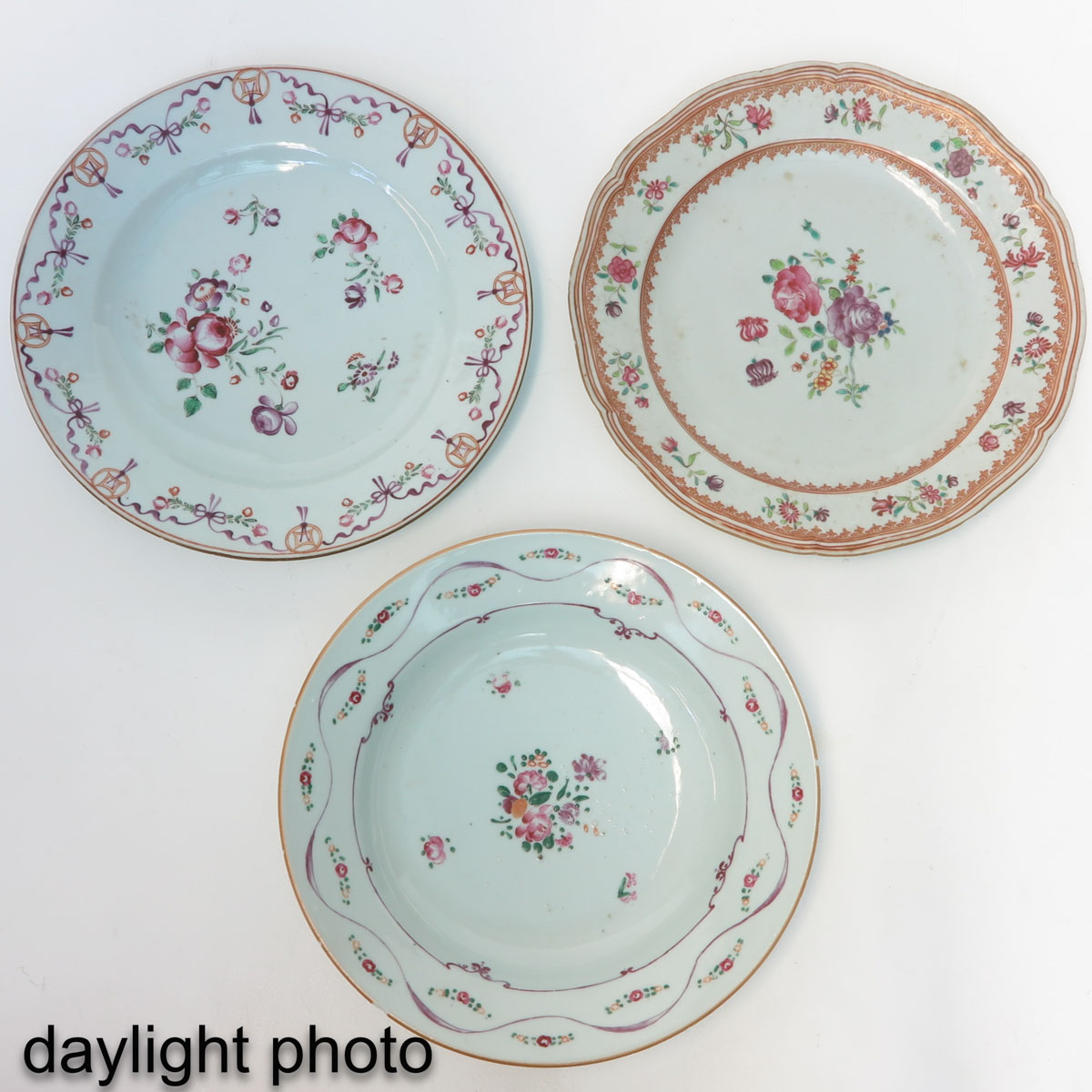 A Series of 10 Famille Rose Plates - Image 9 of 10