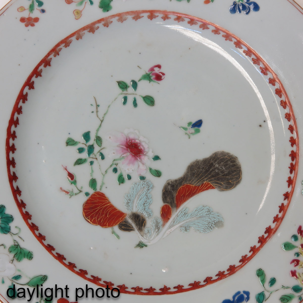 A Lot of 2 Famille Rose Plates - Image 9 of 10