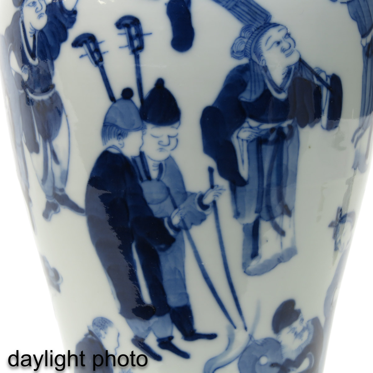 A Blue and White Garniture Vase - Image 10 of 10