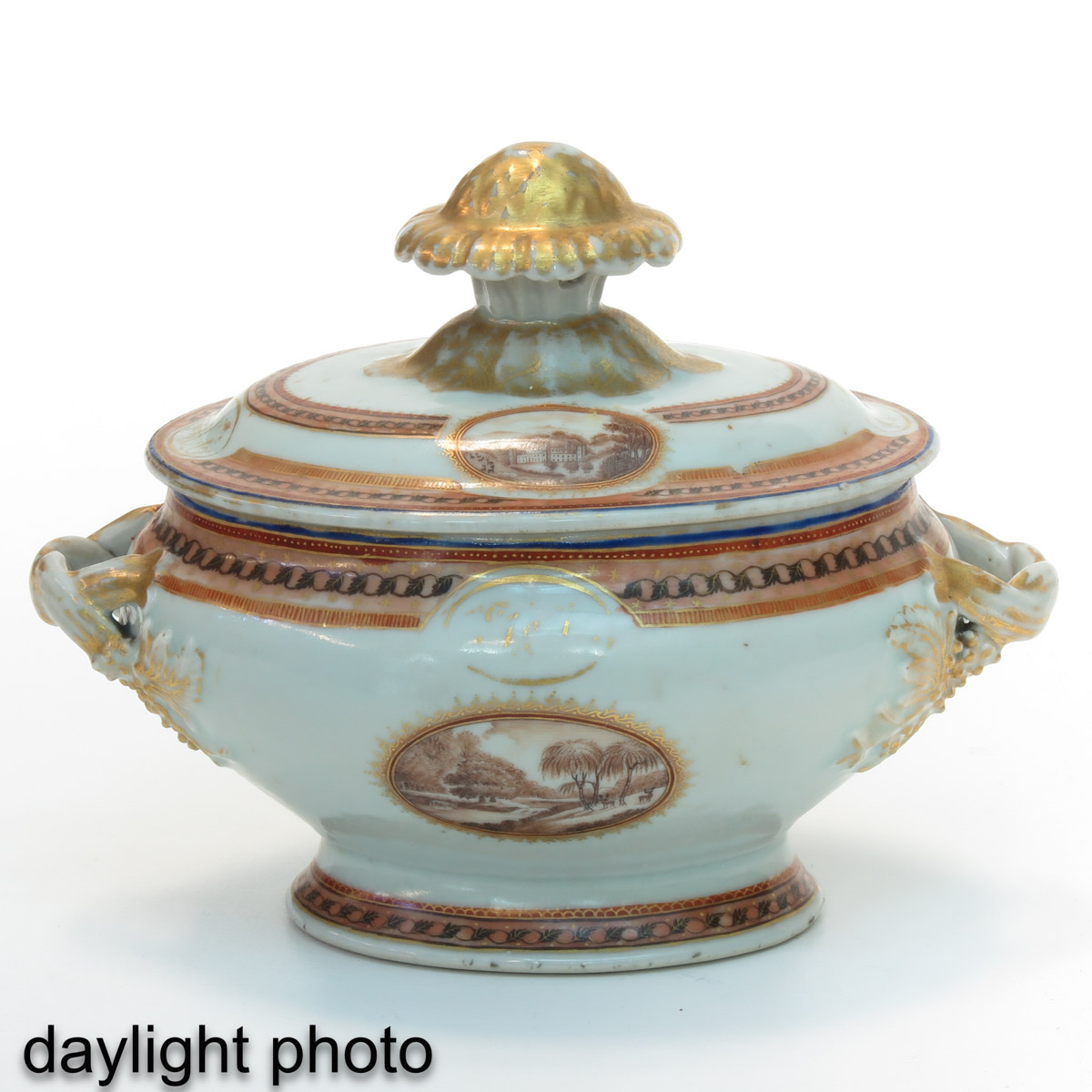 A Large Chinese Export Porcelain Service - Image 10 of 10