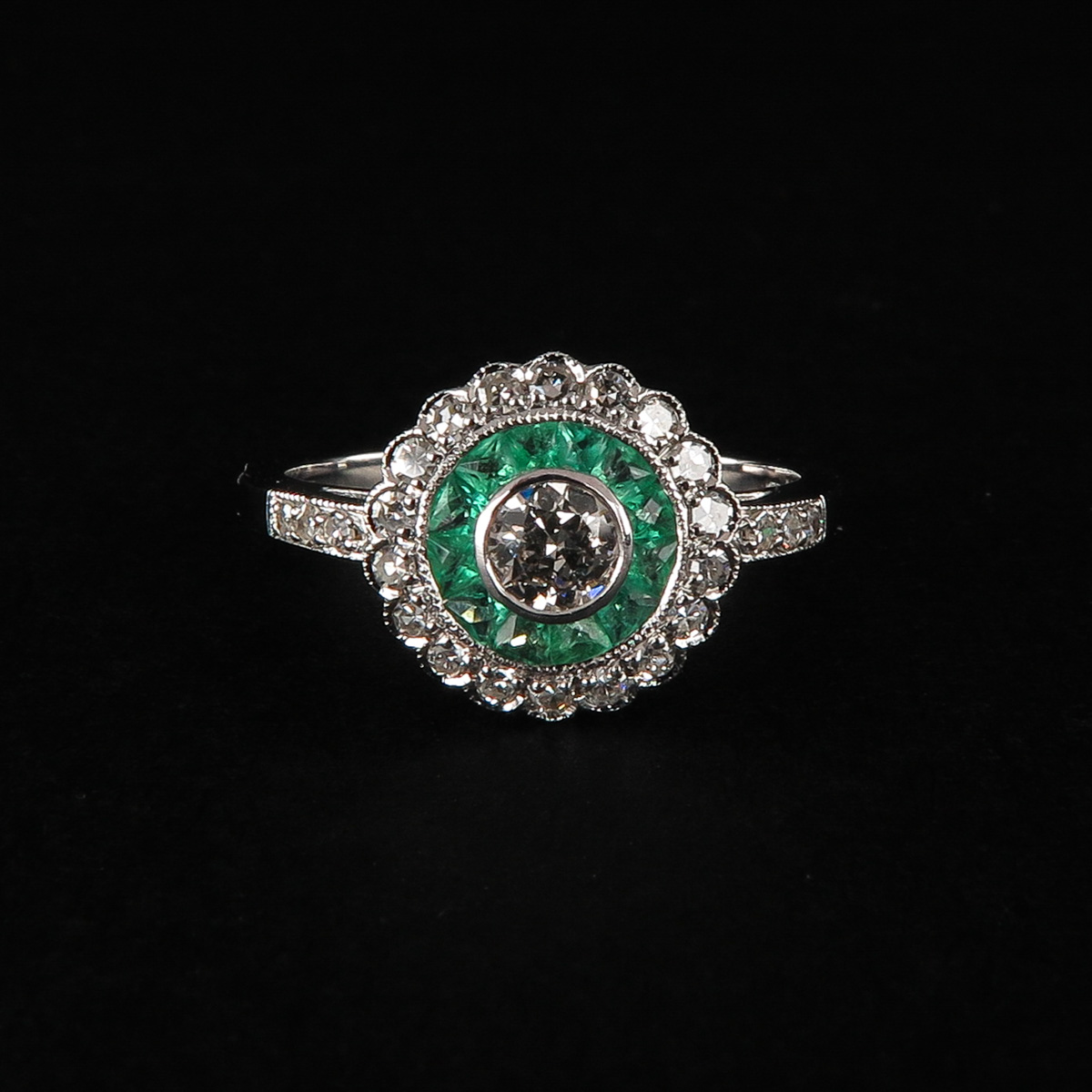 A Ladies Emerald and Diamond Ring - Image 2 of 5