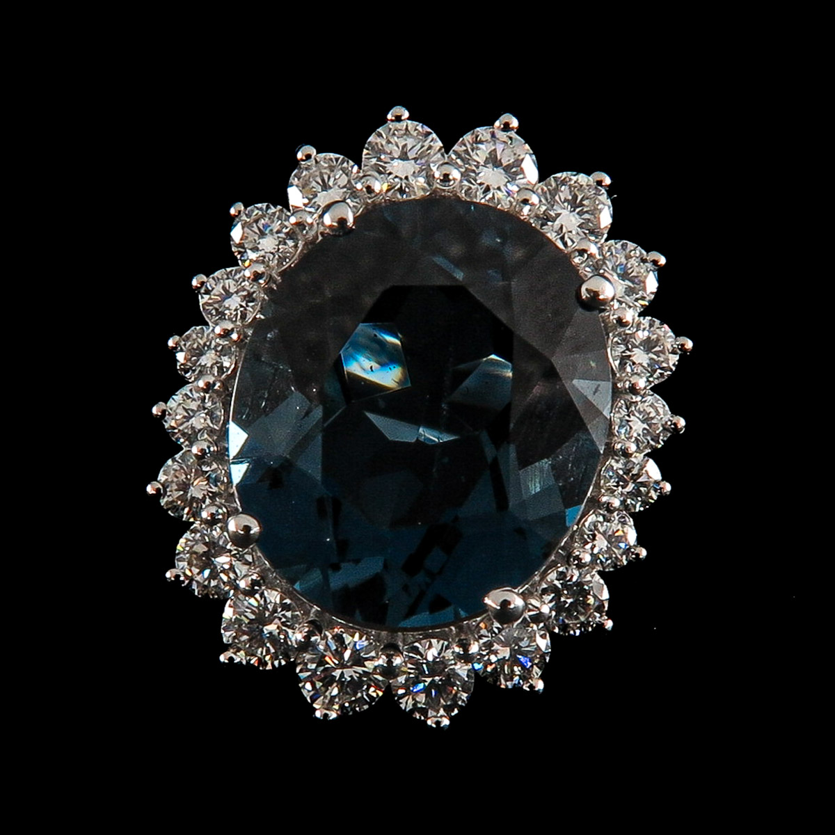 A London Blue Topaz and Diamond Ring - Image 2 of 4