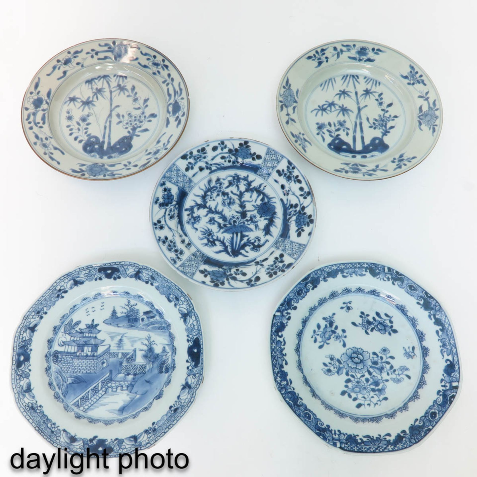 A Collection of 5 Blue and White Plates - Image 9 of 10