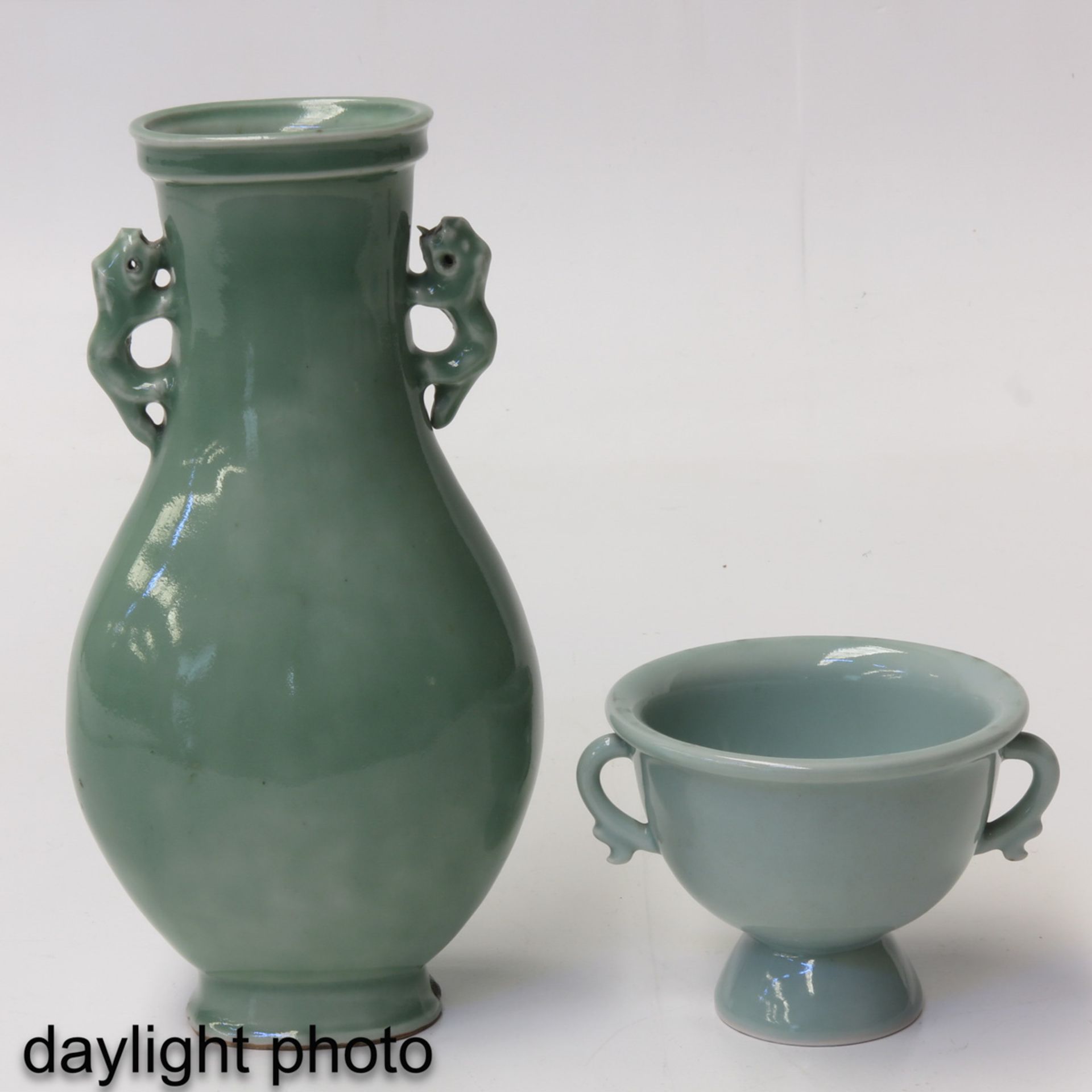 A Celadon Vase and Stemmed Cup - Bild 7 aus 10