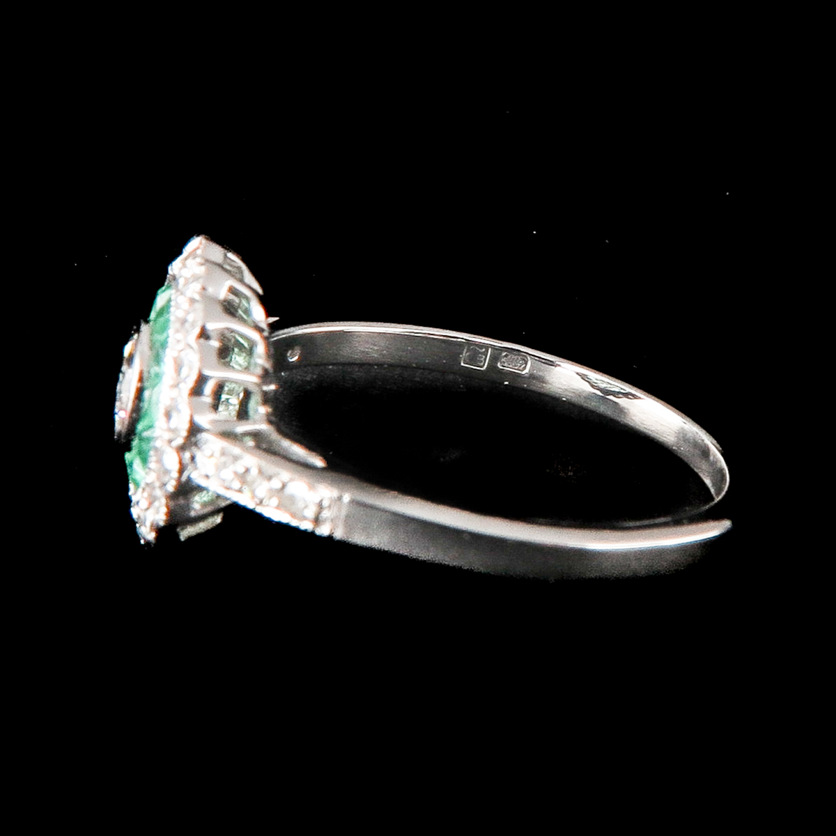 A Ladies Emerald and Diamond Ring - Image 5 of 5