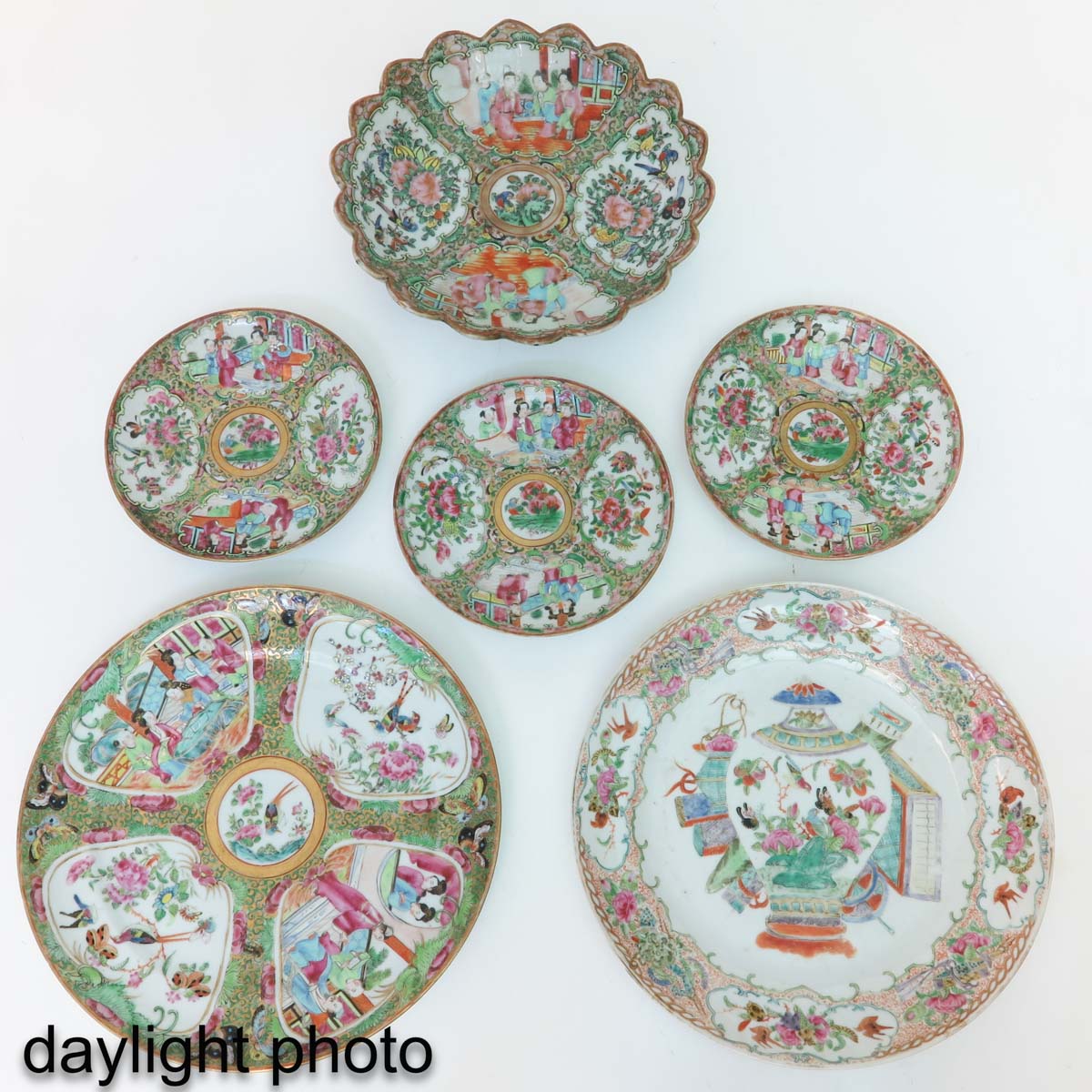 A Collection of 6 Cantonese Plates - Image 9 of 10