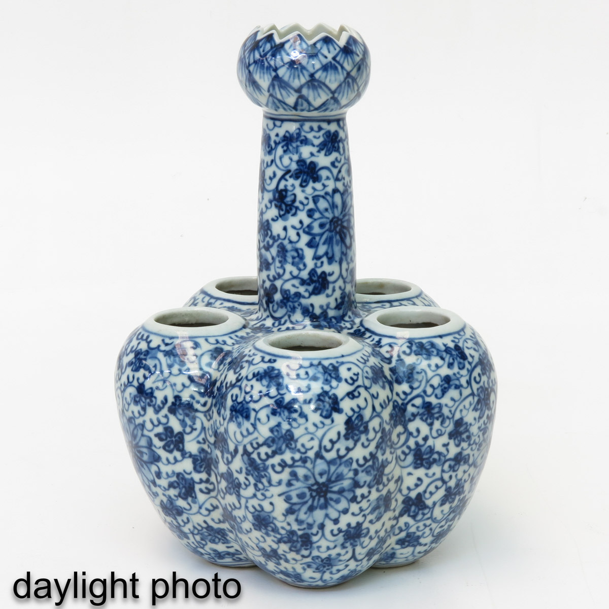 A Blue and White Tulip Vase - Image 7 of 10
