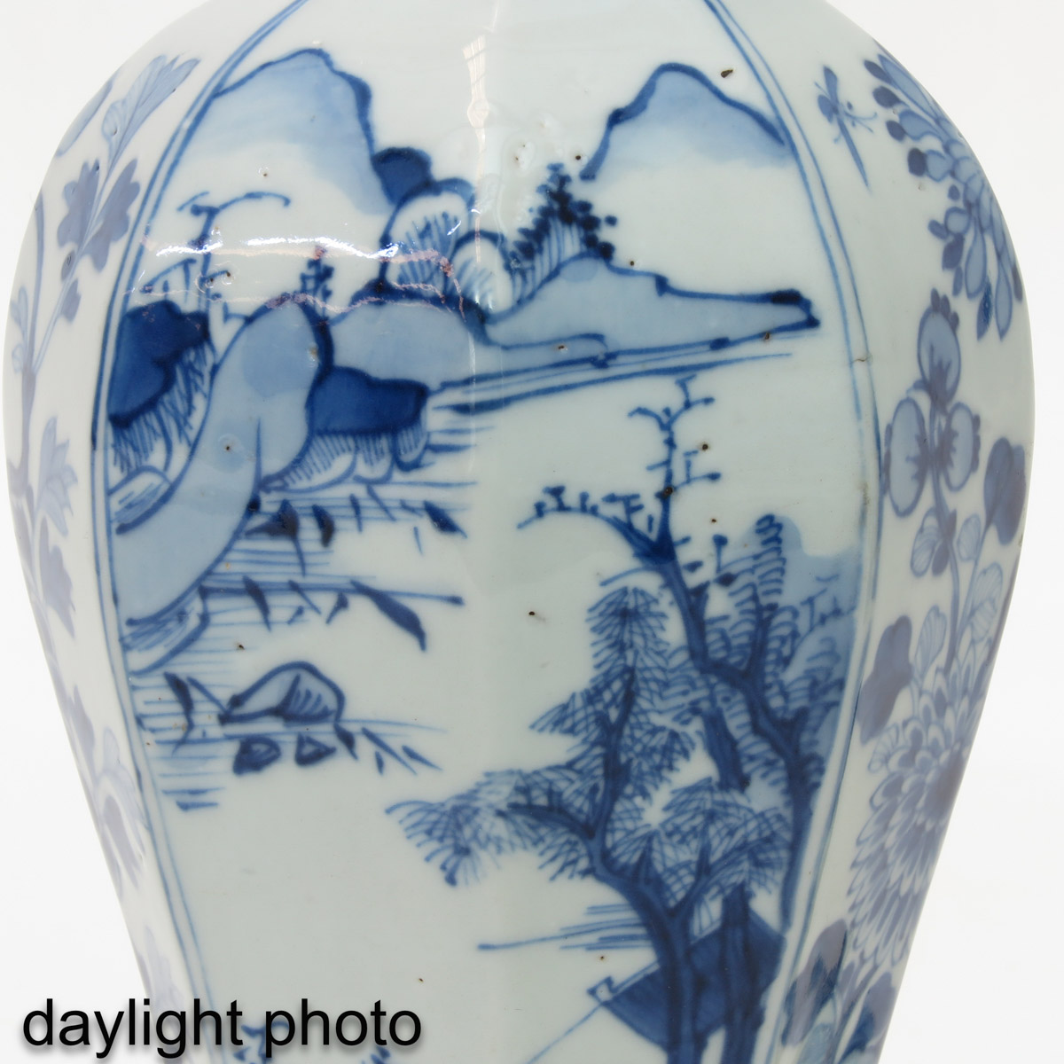 A Blue and White Garniture Vase - Image 9 of 9