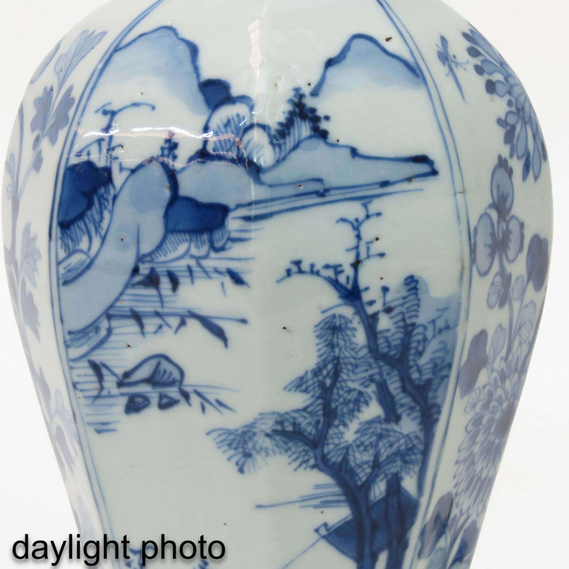 A Blue and White Garniture Vase - Bild 9 aus 9