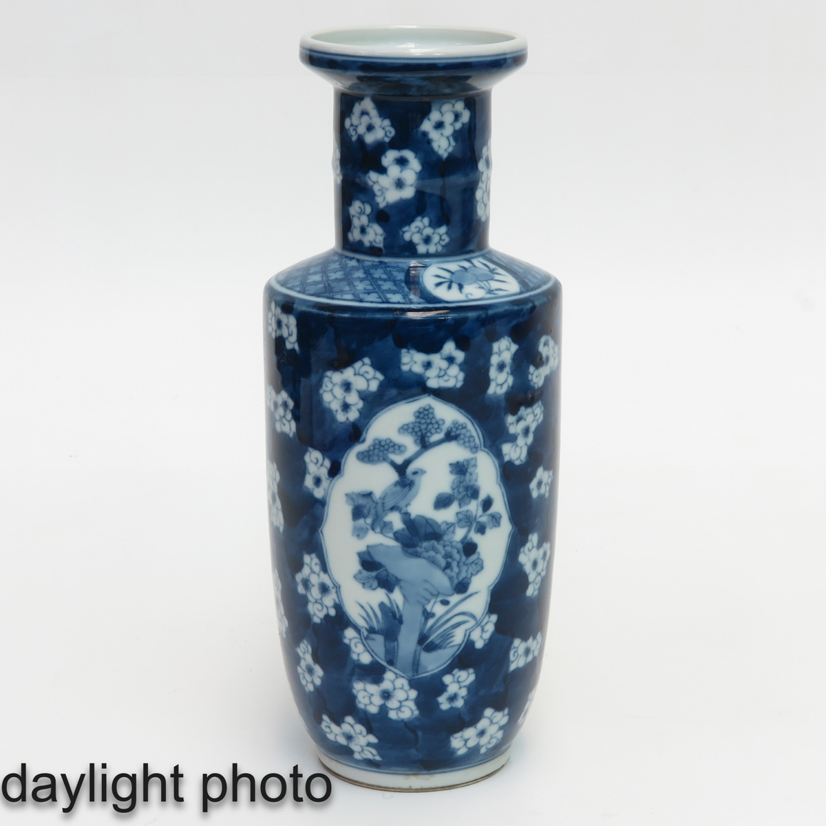 A Pair of Blue and White Vases - Image 7 of 10