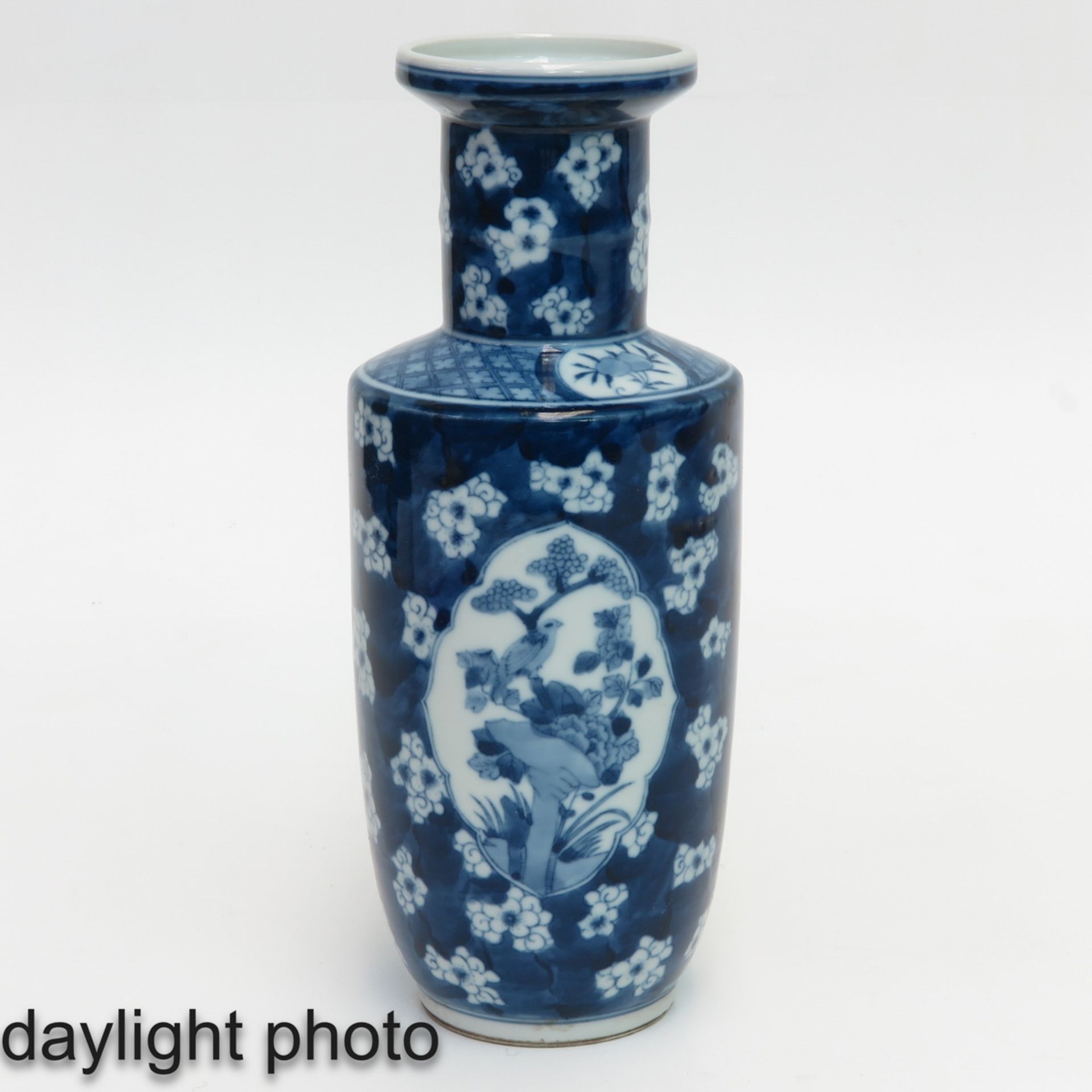 A Pair of Blue and White Vases - Bild 7 aus 10