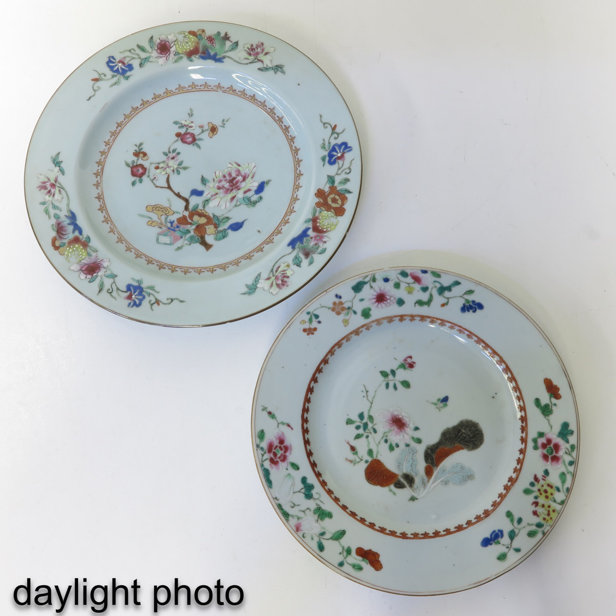 A Lot of 2 Famille Rose Plates - Image 7 of 10